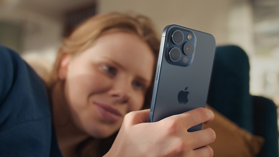 Tjej i soffa som kollar på sin smartphone
